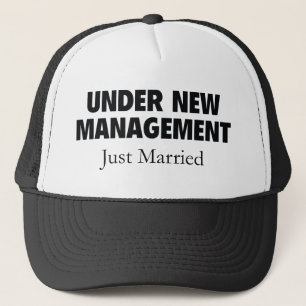 Unter "Neues Management". Nur verheiratet. Truckerkappe
