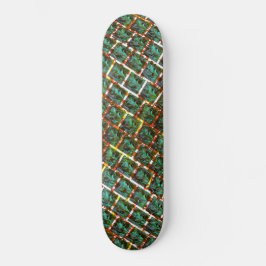 Unter schmutzigen und rostigen Grillen Skateboard