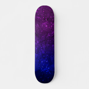 Unter Sternen in der blauen und lila Galaxie Skateboard
