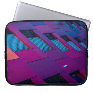 Unteransicht des lila Gebäude Laptopschutzhülle