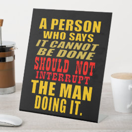 Unterbrich den Mann nicht, indem er zitiert Sockelschild