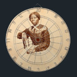 Untergrund Railroad Abolitionist Harriet Tubman Dartscheibe<br><div class="desc">"Ich war acht Jahre lang Dirigent der Untergrund Railroad, und ich kann sagen, was die meisten Dirigenten nicht sagen können - Ich habe nie meinen Zug aus der Bahn gelaufen und habe nie einen Passagier verloren. ~ Harriet Tubman, 1896" Harriet Tubman war ein amerikanischer Abschaffungs- und Sozialaktivist. Geboren in die...</div>