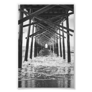 Unterhalb der Ozean Isle Fishing Pier Schwarz-weiß Fotodruck