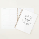 Unternehmen auf der Website für benutzerdefinierte Planer<br><div class="desc">Organisieren Sie das Jahr mit diesem maßgeschneiderten Firmenplaner mit Ihrem Firmenlogo und Ihrer Website für eine berufliche Touch. Dieser Planer ist für eine einfache Anpassung konzipiert und eignet sich hervorragend, um Ihre Marke zu fördern und gleichzeitig wichtige Informationen behalten, die organisiert werden. Ideal für Firmengeschenke, Bürobedarf oder Mitarbeiter an Bord,...</div>