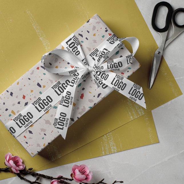 Unternehmen für das Verpacken von Sat-Logos mit ei Satinband (Von Creator hochgeladen)