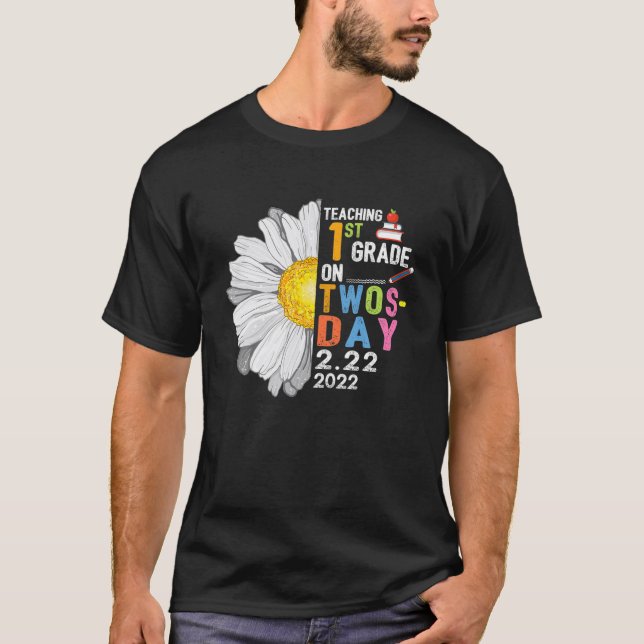 Unterricht 1. Klasse am 2./22/22 22. Februar T-Shirt (Vorderseite)
