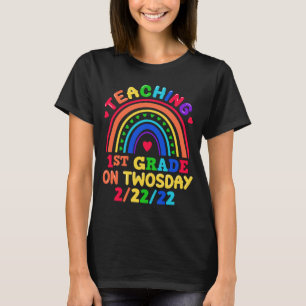 Unterricht 1. Klasse am zweitägigen 2.2.22 Lehrer T-Shirt