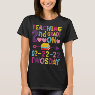 Unterricht in der 2. Klasse am Twosday 22.02.22 T-Shirt