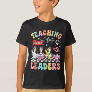 Unterricht zukünftiger Führer angeleitet von einer T-Shirt
