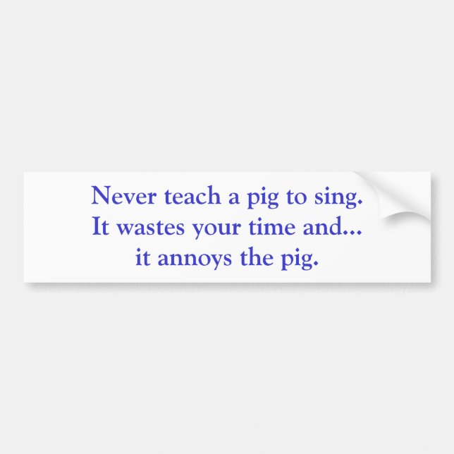 Unterrichten Sie nie ein Schwein zu singen. Es Autoaufkleber (Vorne)