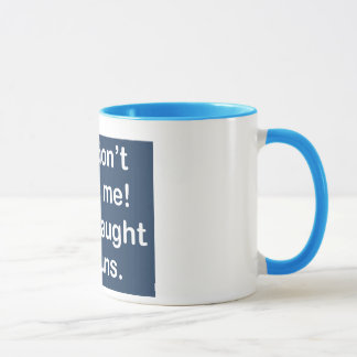 Unterrichtet durch Nonnen in der dunkelblauen Tasse
