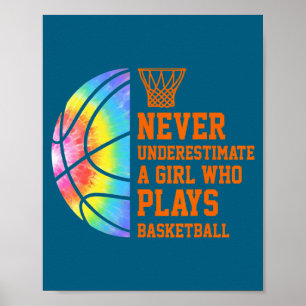 Unterschätze ein Mädchen, das Basketball-T-Shirt t Poster