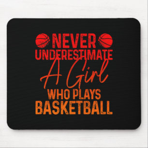Unterschätze eine Mädchen, das Basketball fu t spi Mousepad