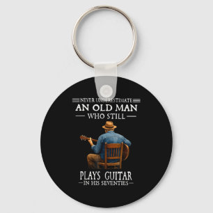 Unterschätze einen alten Mann, der Gitarre spielt Schlüsselanhänger