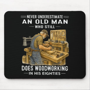 Unterschätze einen alten Mann, der Holzarbeiten ma Mousepad