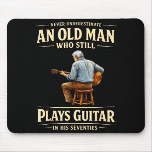 Unterschätze einen alten Mann nicht, der Gitarre s Mousepad