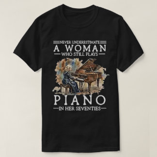 Unterschätze nie eine Frau, die Klavier spielt in T-Shirt