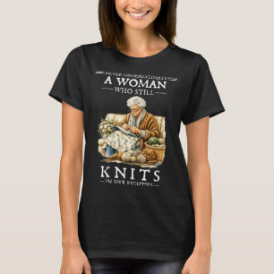 Unterschätze nie eine Frau, die noch strickt T-Shirt
