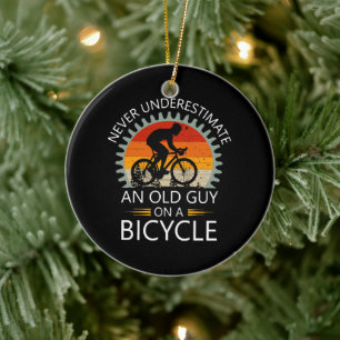 Unterschätze nie einen alten Mann auf einem Fahrra Keramik Ornament