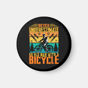 Unterschätze nie einen alten Mann auf einem Fahrra Magnet