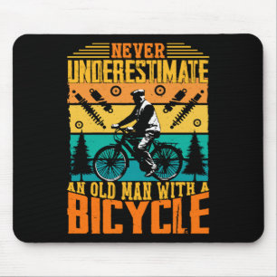 Unterschätze nie einen alten Mann auf einem Fahrra Mousepad