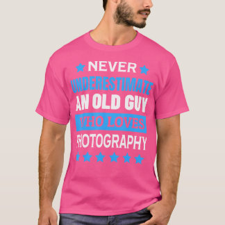 Unterschätze nie einen alten Mann, der die Fotogra T-Shirt
