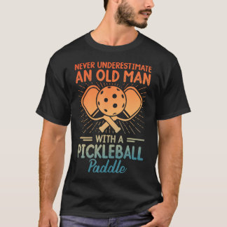 Unterschätze nie einen alten Mann mit einem Pickle T-Shirt