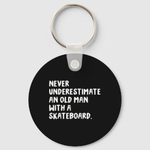 Unterschätze nie einen alten Mann mit einem Skateb Schlüsselanhänger