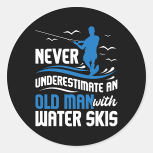 Unterschätze nie einen alten Mann - Opa Wasserski Runder Aufkleber