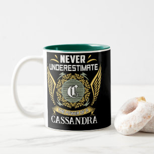 Unterschätze niemals die Macht einer Cassandra Zweifarbige Tasse