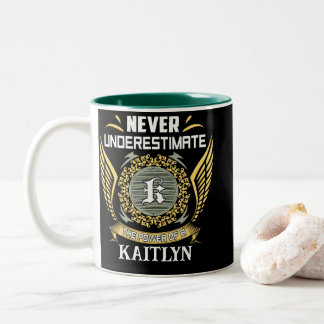 Unterschätze niemals die Macht einer Kaitlyn Zweifarbige Tasse