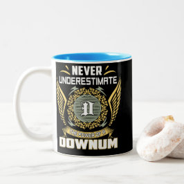 Unterschätze niemals die Macht eines Downum Zweifarbige Tasse