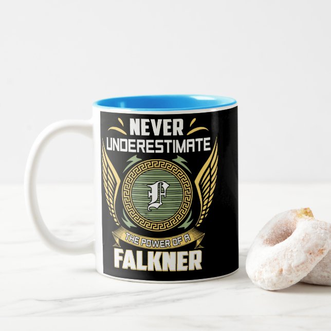Unterschätze niemals die Macht eines Falkners Zweifarbige Tasse (Mit Donut)