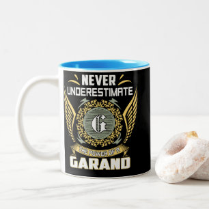 Unterschätze niemals die Macht eines Garand Zweifarbige Tasse