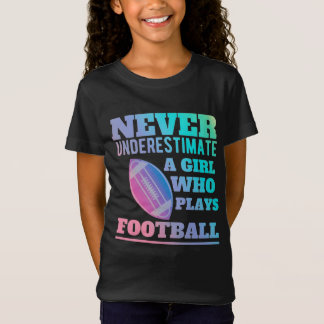 Unterschätze niemals ein Mädchen, das Fußball spie T-Shirt