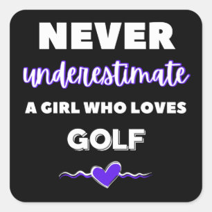 Unterschätze niemals ein Mädchen, das Golf Lieben. Quadratischer Aufkleber