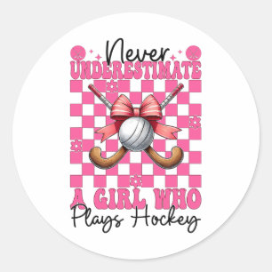 Unterschätze niemals ein Mädchen, das Hockey Coque Runder Aufkleber