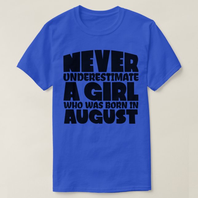 Unterschätze niemals ein Mädchen, das im August ge T-Shirt (Design vorne)