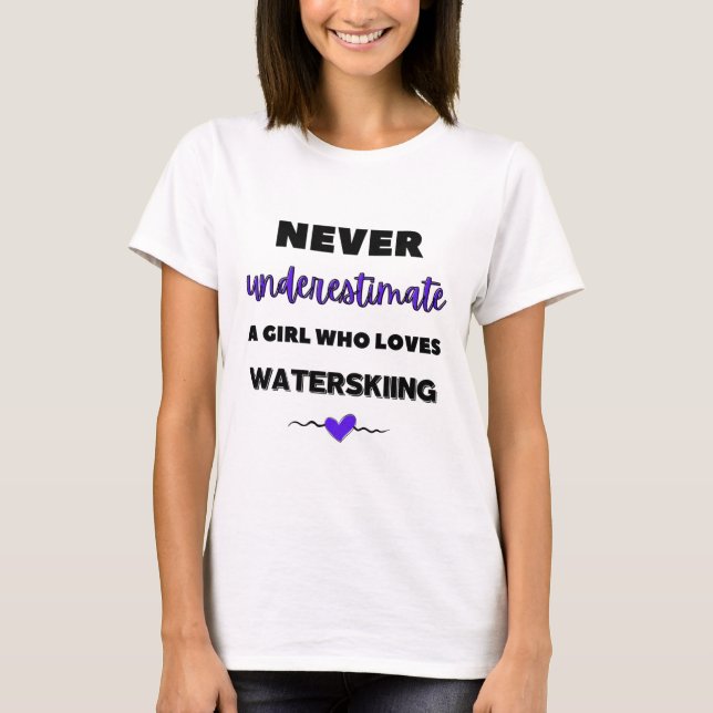 Unterschätze niemals ein Mädchen, das Wasserski Li T-Shirt (Vorderseite)