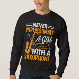 Unterschätze niemals ein Mädchen mit einem Saxopho Sweatshirt