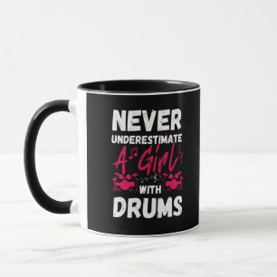 Unterschätze niemals ein Mädchen mit Trommeln Tasse