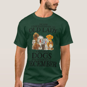 Unterschätze niemals eine alte Dame, die Hunde lie T-Shirt