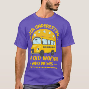 Unterschätze niemals eine alte Frau, die einen Sch T-Shirt