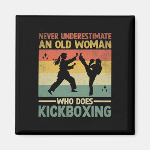 Unterschätze niemals eine alte Frau, die Kickboxen Magnet