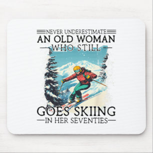 Unterschätze niemals eine alte Frau, die noch Ski Mousepad