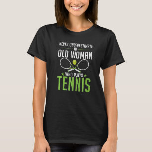 Unterschätze niemals eine alte Frau, die Tennis sp T-Shirt