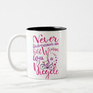 Unterschätze niemals eine alte Frau mit einem Fah Zweifarbige Tasse