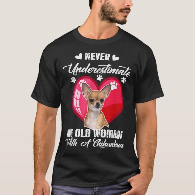 Unterschätze niemals eine alte Frau mit einer Chih T-Shirt (Vorderseite)