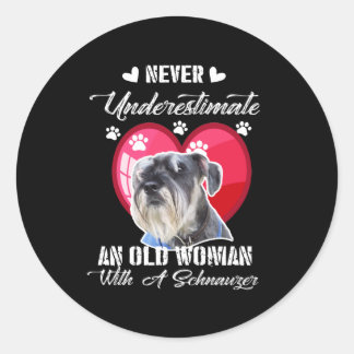 Unterschätze niemals eine alte Frau mit Schnauzer Runder Aufkleber