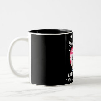Unterschätze niemals eine alte Frau mit Schnauzer Zweifarbige Tasse